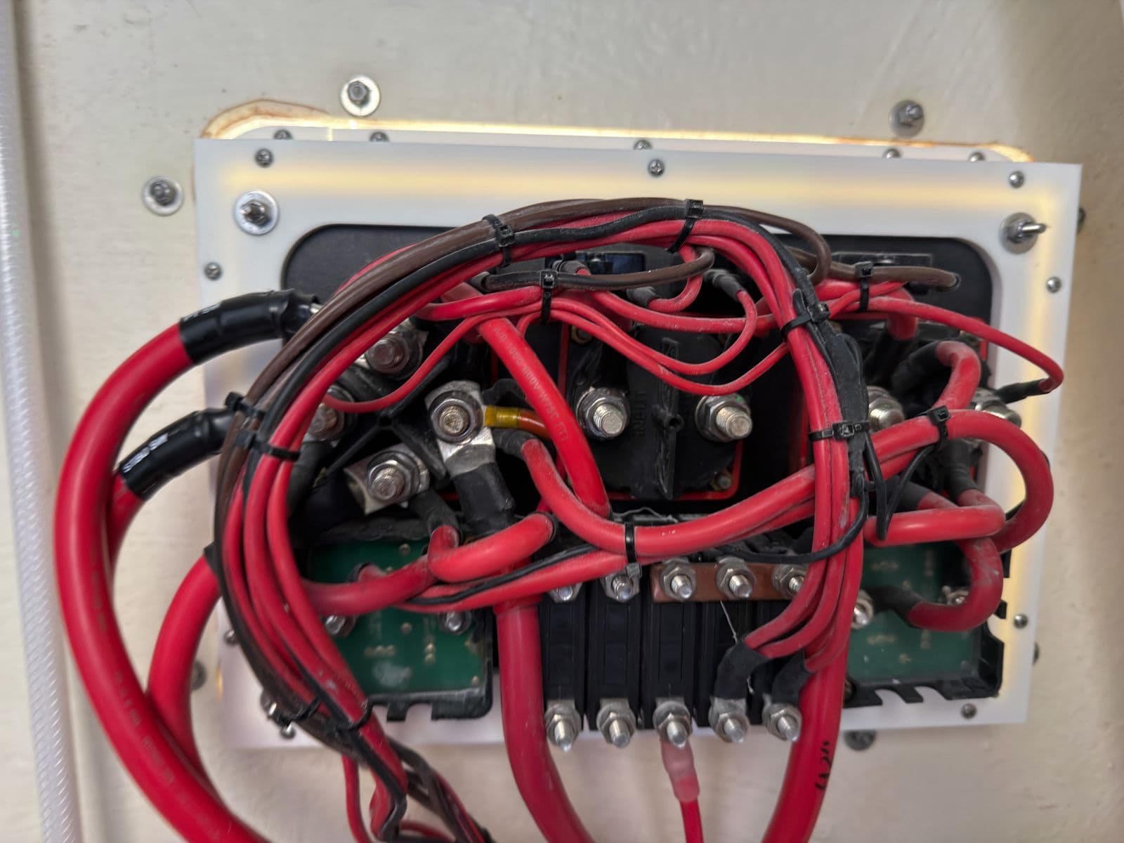 Back of the battery switch panel showing tangled red battery cables on the old e-Series selectors